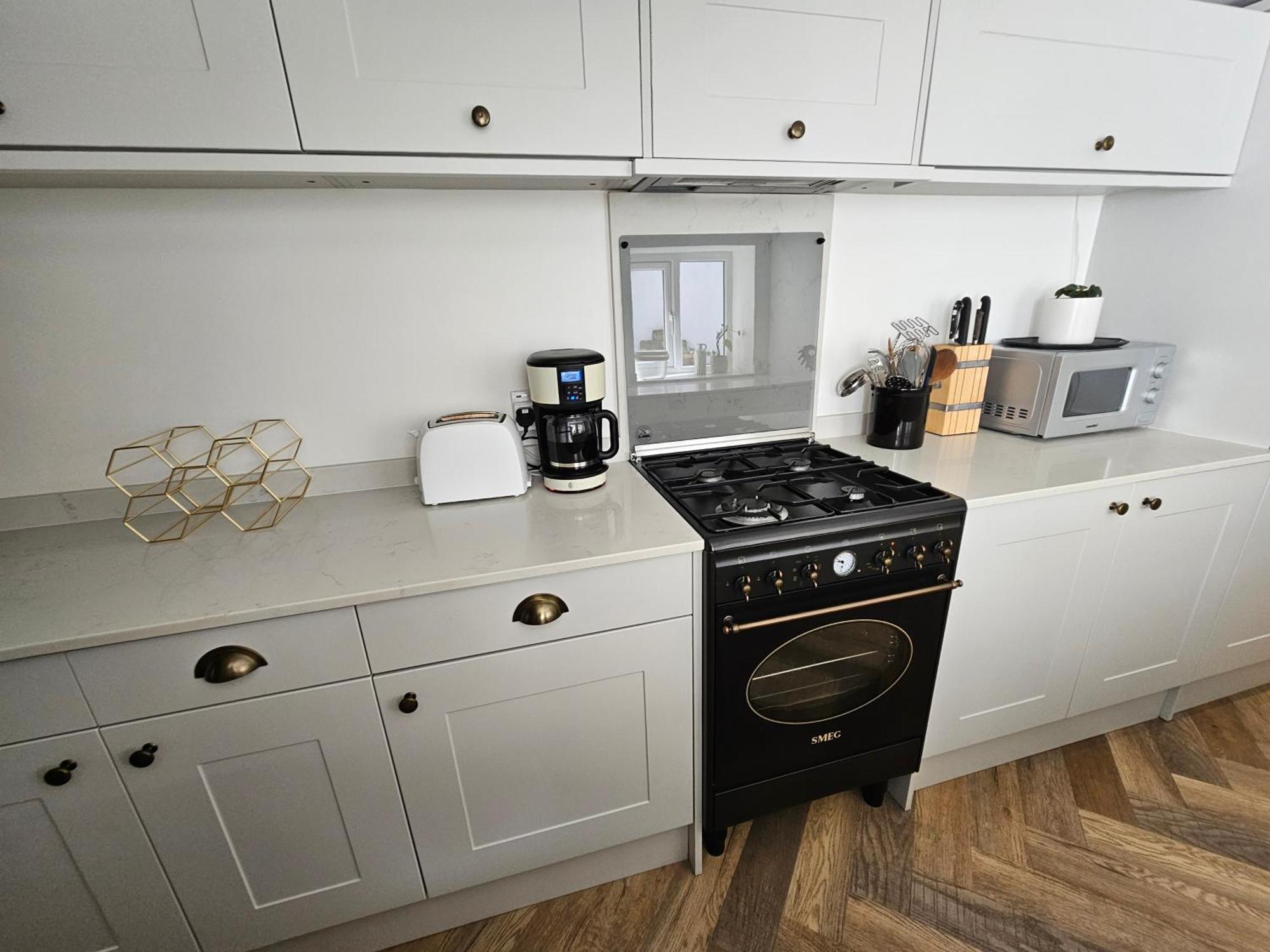 Spacious & Renovated 1-bed Garden Flat In Apartment London