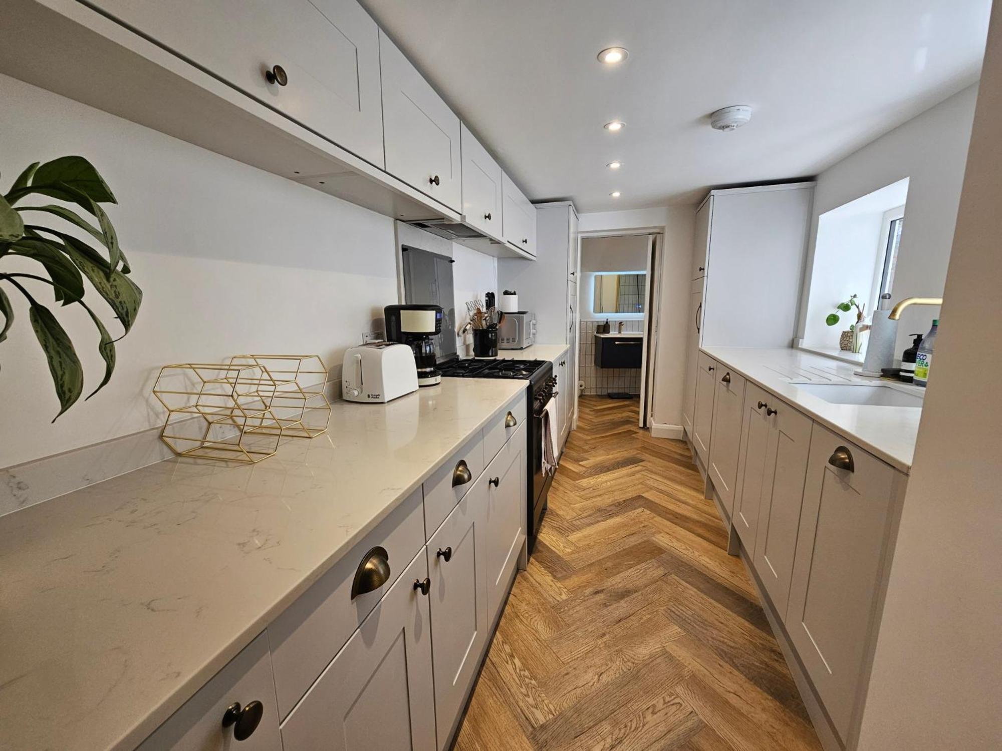 Apartment Spacious & Renovated 1-bed Garden Flat In
