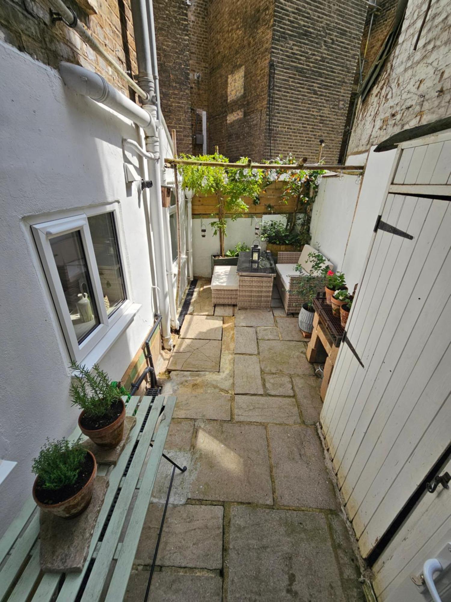 Spacious & Renovated 1-Bed Garden Flat In London Apartment