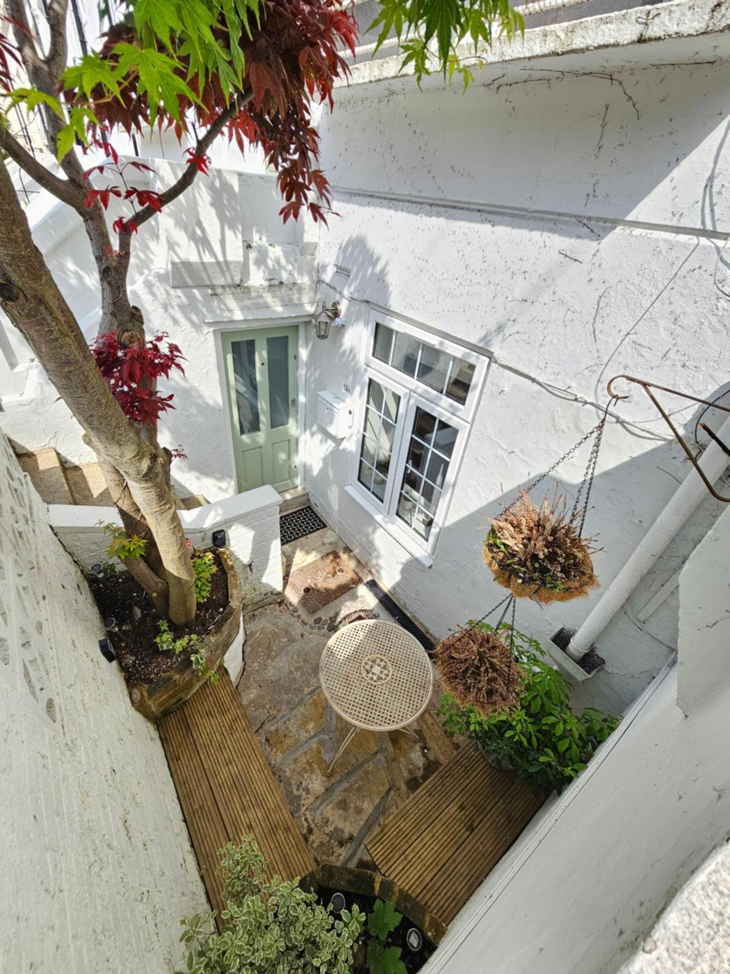 Apartment Spacious & Renovated 1-bed Garden Flat In *