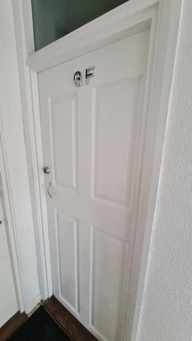 Beethoven St One Bedroom Flat - 3 Beds Up To 4 Adults Lejlighed London