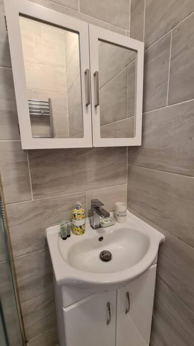 Beethoven St One Bedroom Flat - 3 Beds Up To 4 Adults * Londres