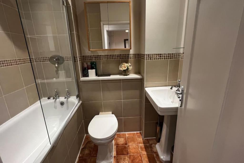 Cozy 3 Bed Flat Near To Station Appartement *