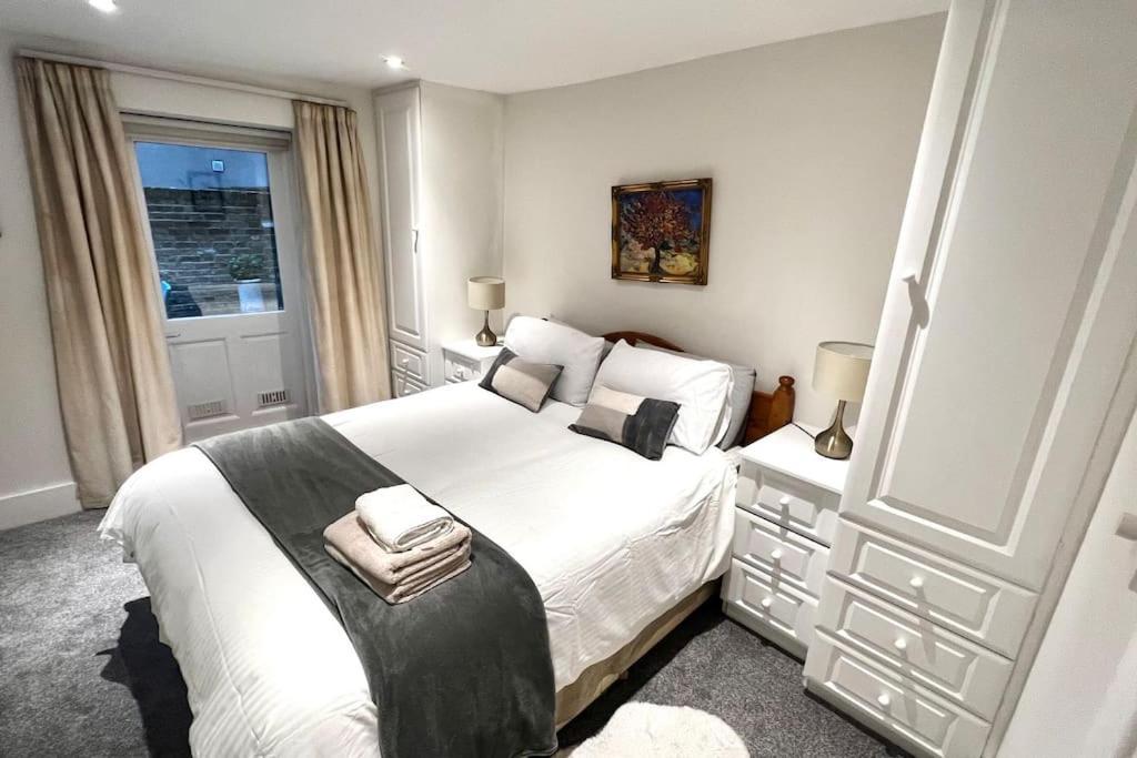 Cozy 3 Bed Flat Near To Station Londres