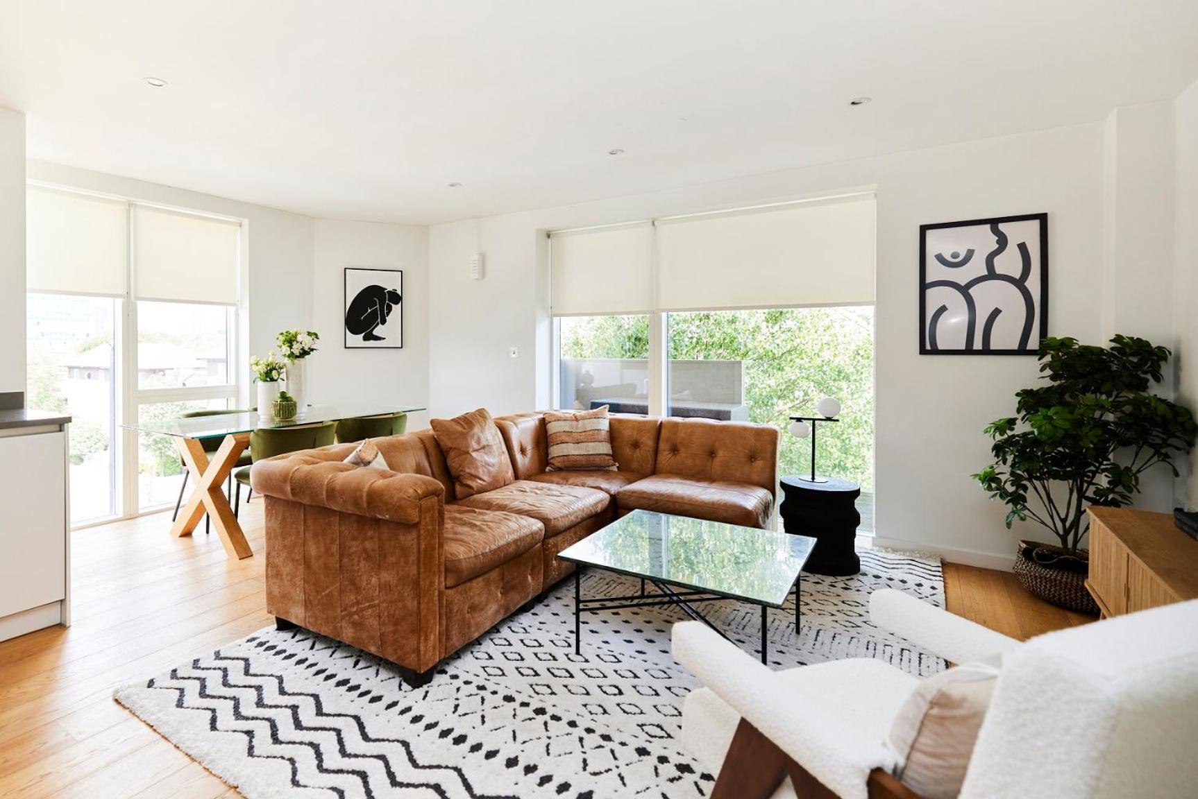 The Copenhagen Place - Enchanting 2bdr Flat With Balcony Londen