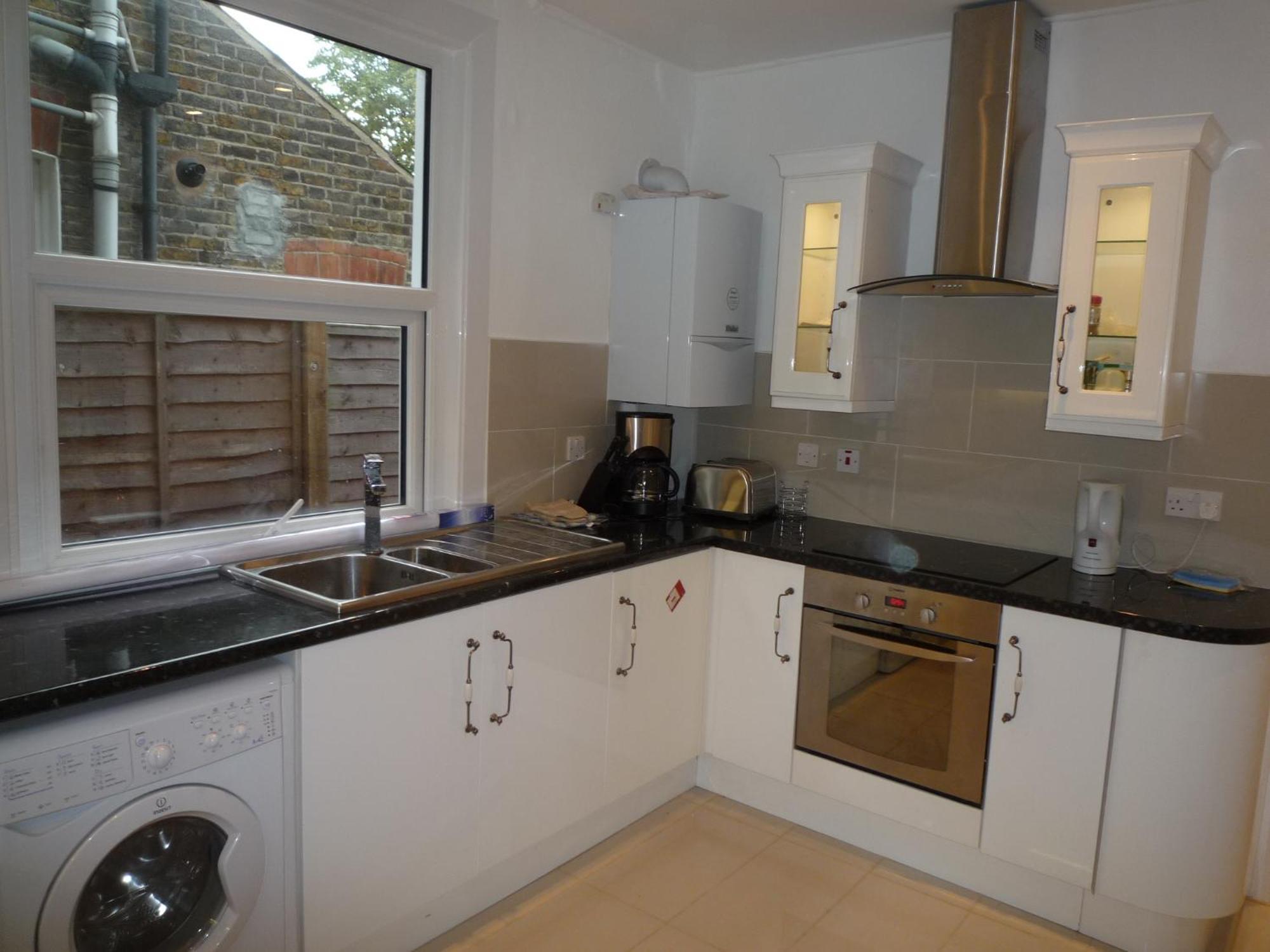 Bedroom Flat Colliers Wood Lejlighed London