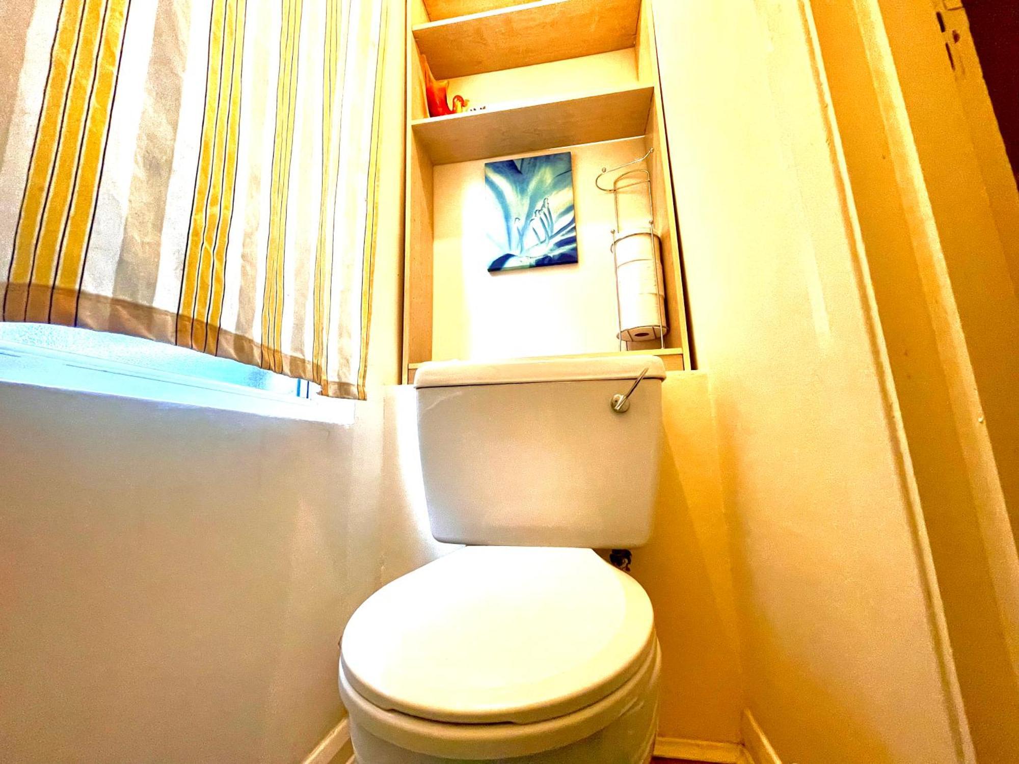 Comfy Double Bedroom With A Private Toilet Rum i privatbostad *