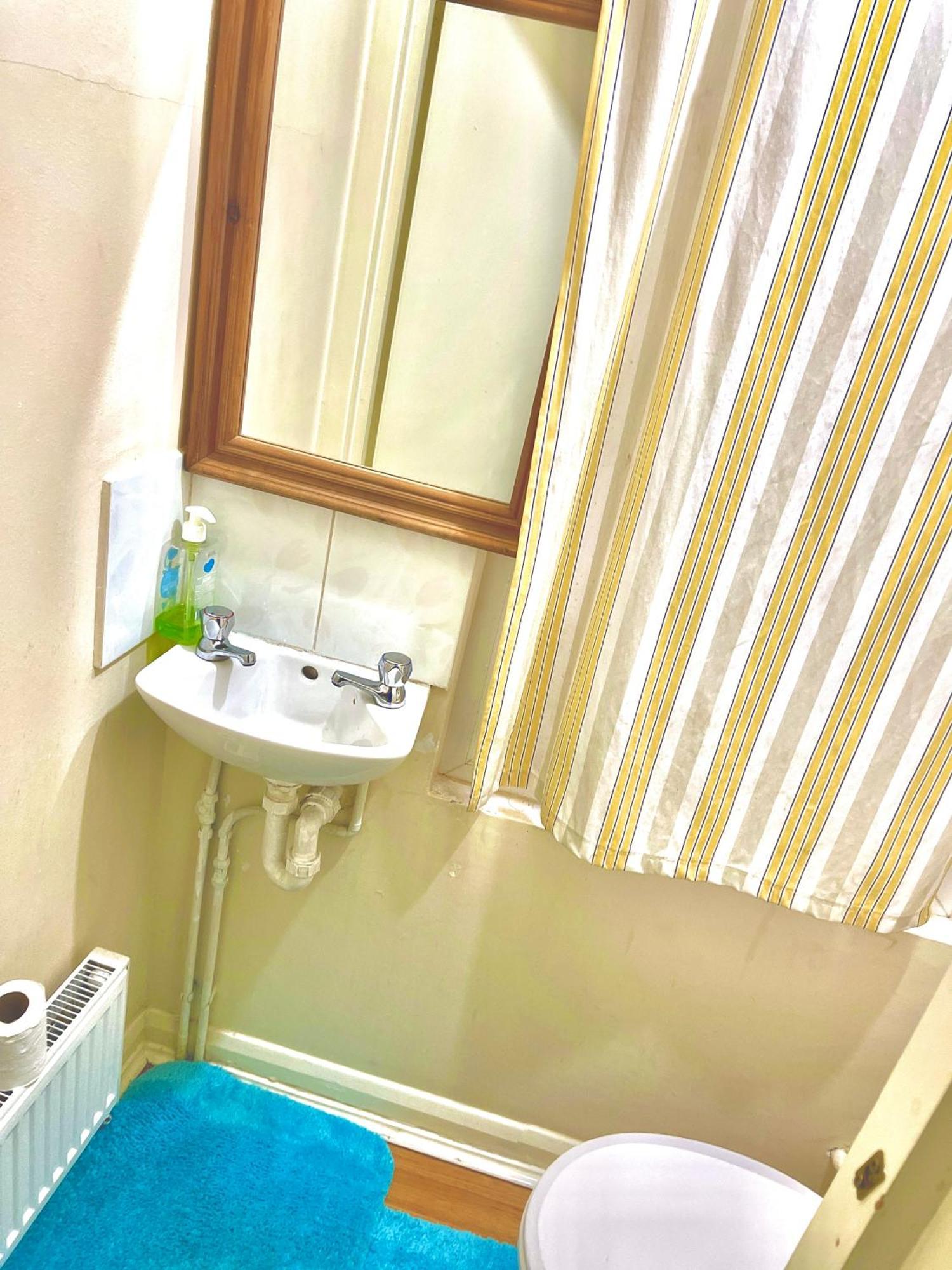 Rum i privatbostad Comfy Double Bedroom With A Private Toilet London