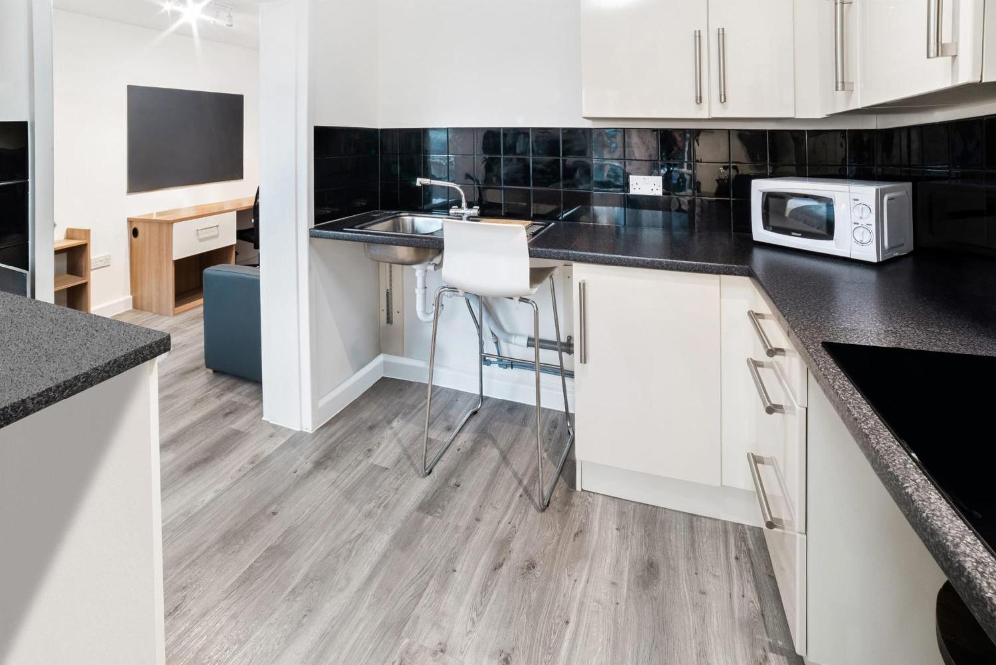 Modern And Private Bedrooms With Shared Kitchen At Chapter Islington In For Students Only * Londen