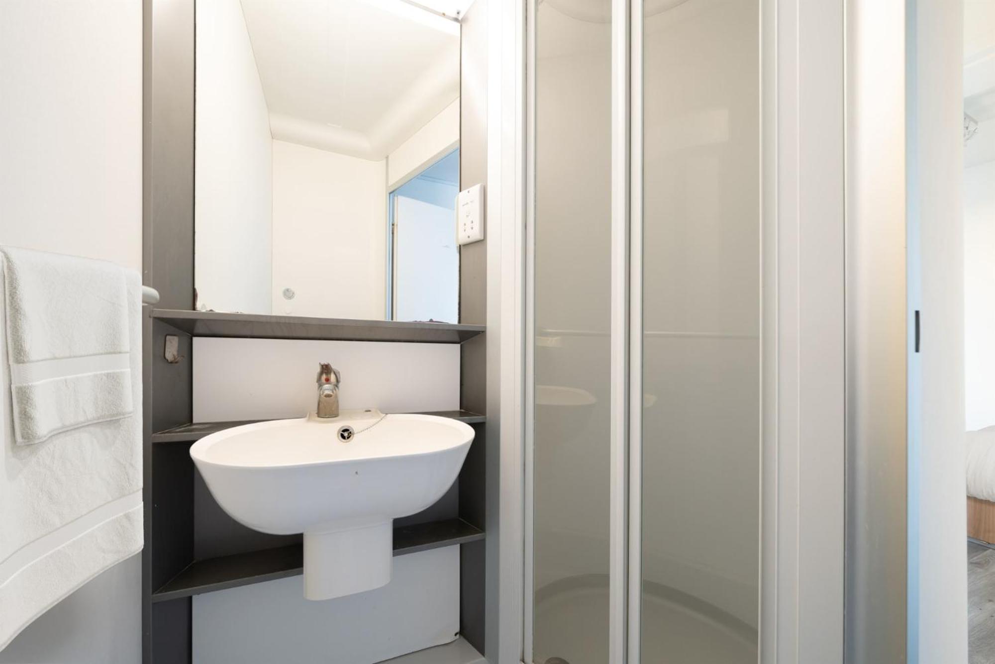 Spacious And Comfy At Chapter Highbury I In Lägenhet *