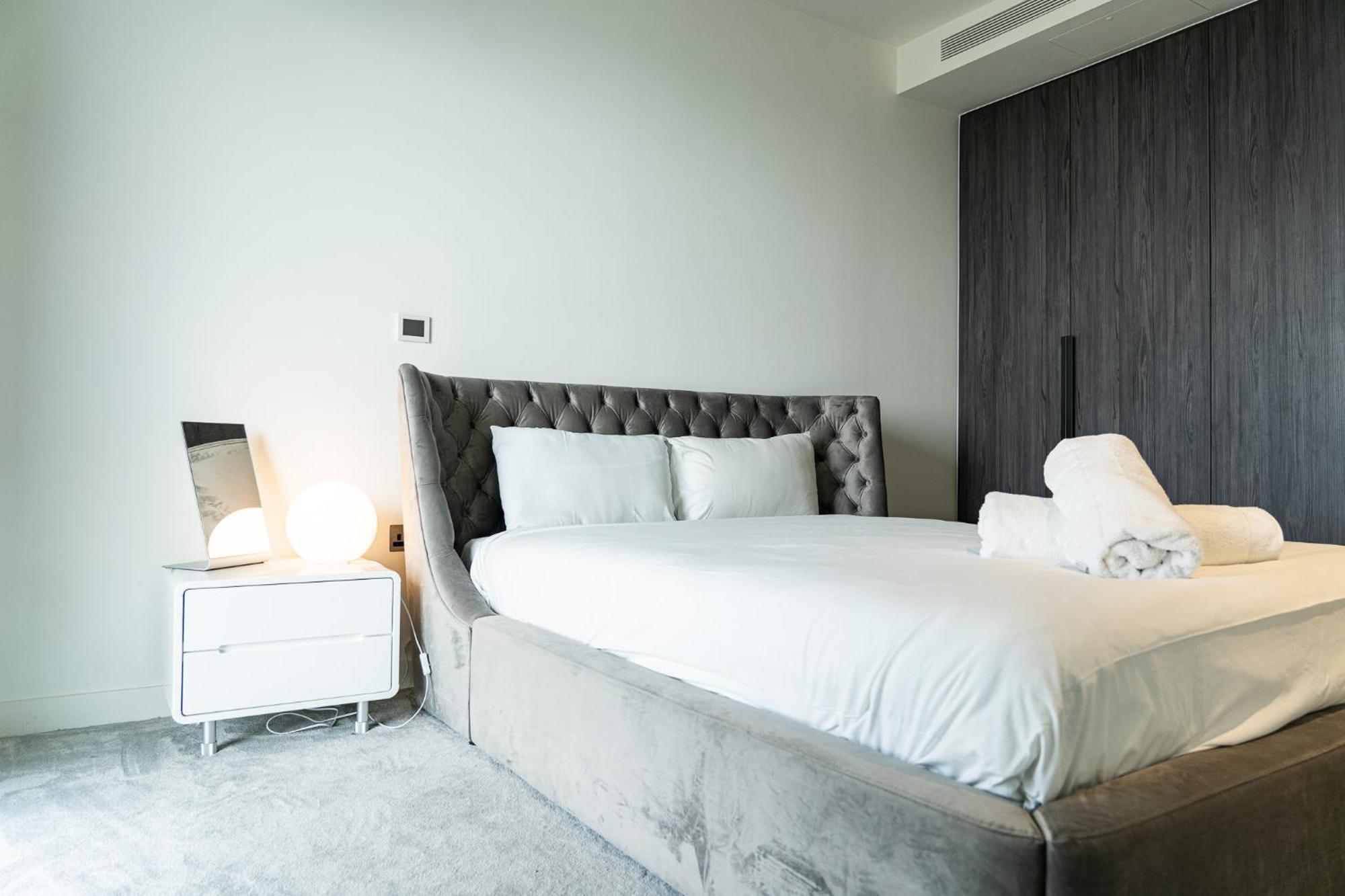 Luxury Balcony Apartment, Canary Wharf *