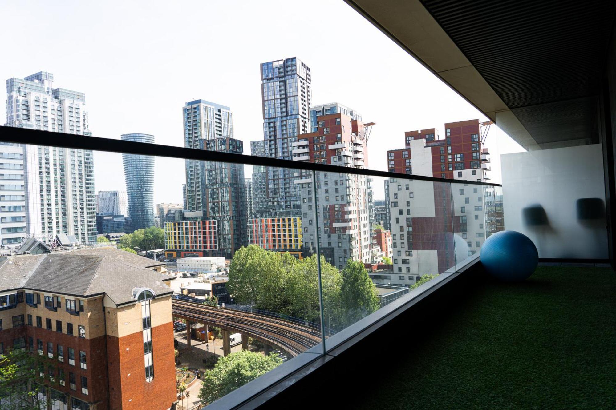 Luxury Balcony Apartment, Canary Wharf