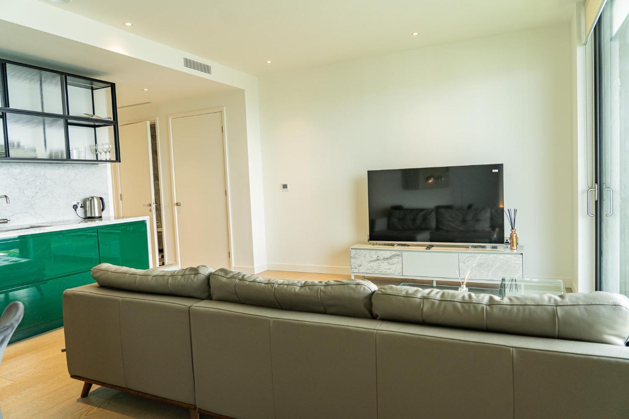 Luxury Balcony Apartment, Canary Wharf *