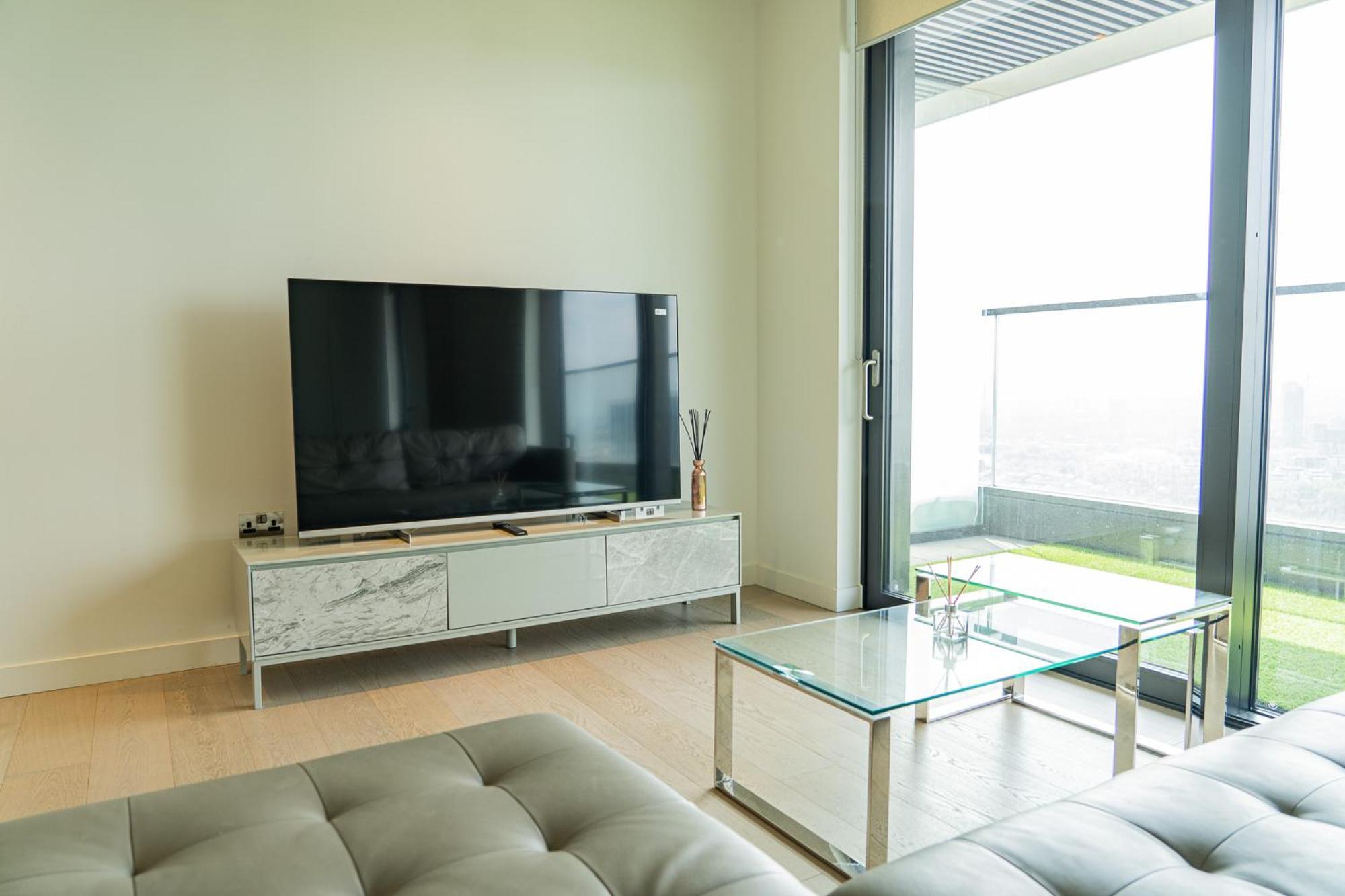 Luxury Balcony Apartment, Canary Wharf London