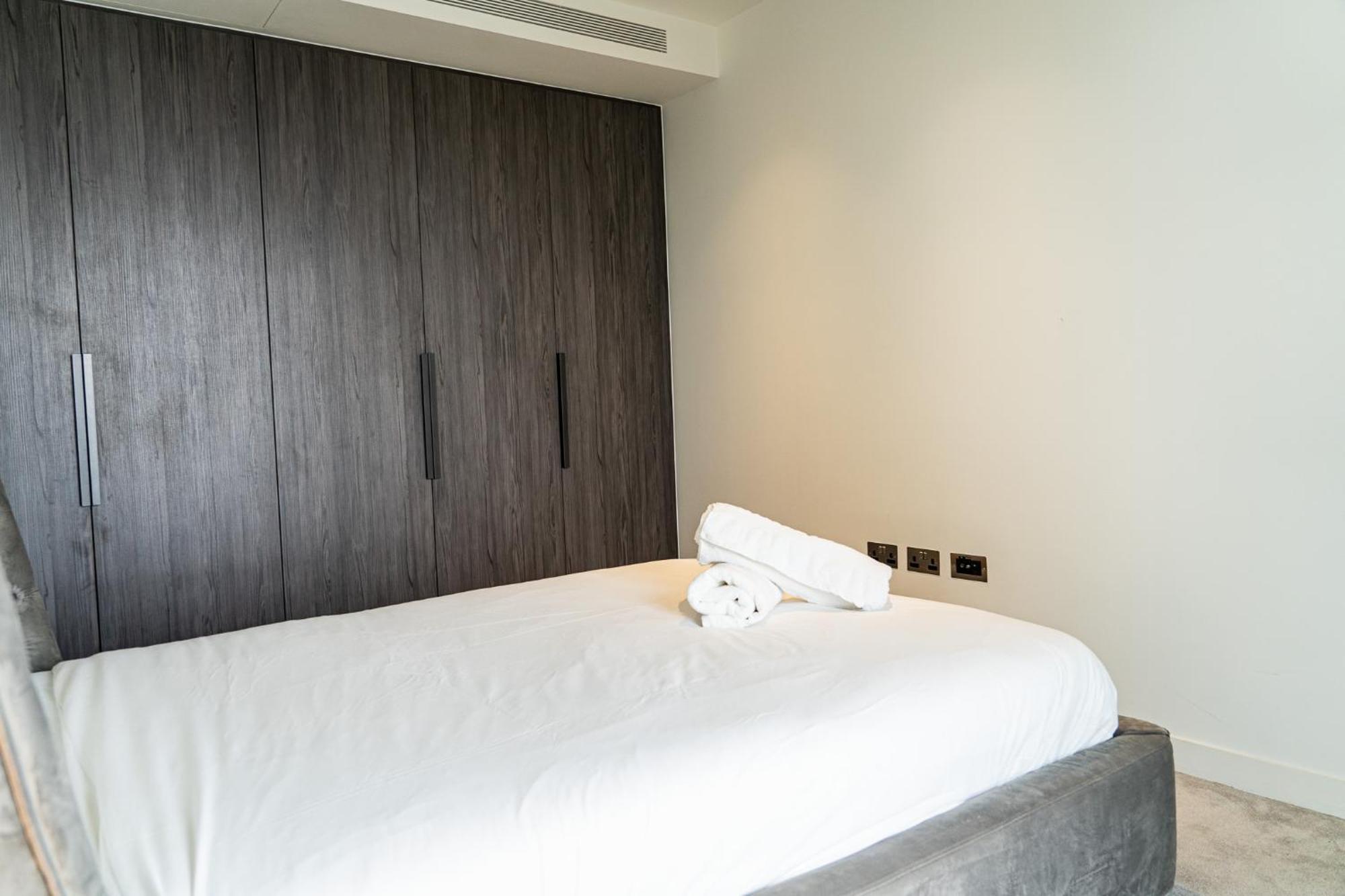 Luxury Balcony Apartment, Canary Wharf Apartment London