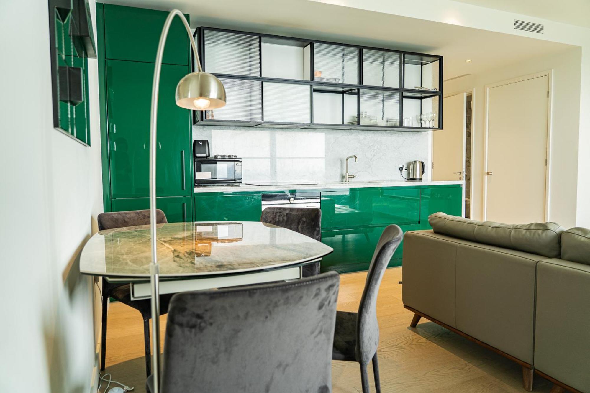 Luxury Balcony Apartment, Canary Wharf * London