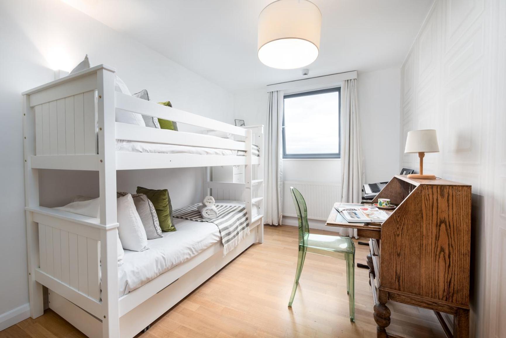 Two Bedroom Flat With Balcony In Central Wimbledon Lägenhet London