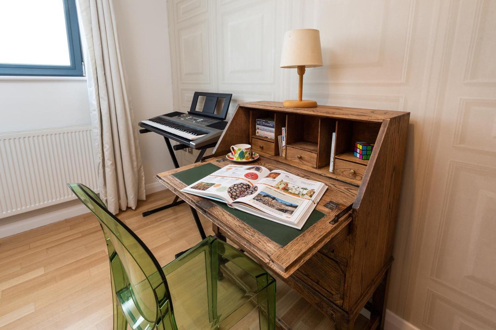 Two Bedroom Flat With Balcony In Central Wimbledon Lägenhet London