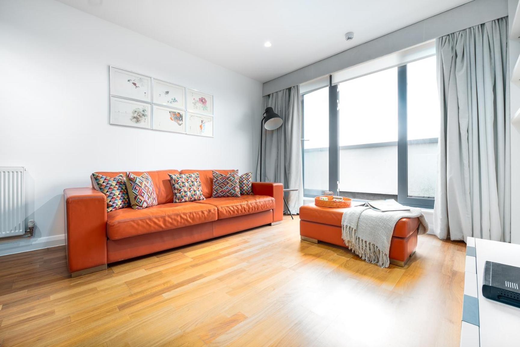 Two Bedroom Flat With Balcony In Central Wimbledon Lägenhet *