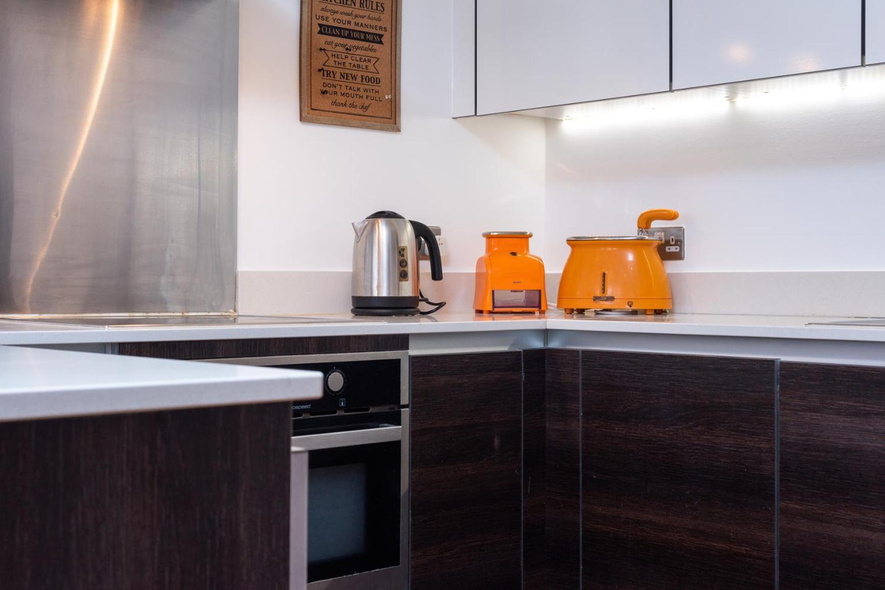 Lägenhet Two Bedroom Flat With Balcony In Central Wimbledon *