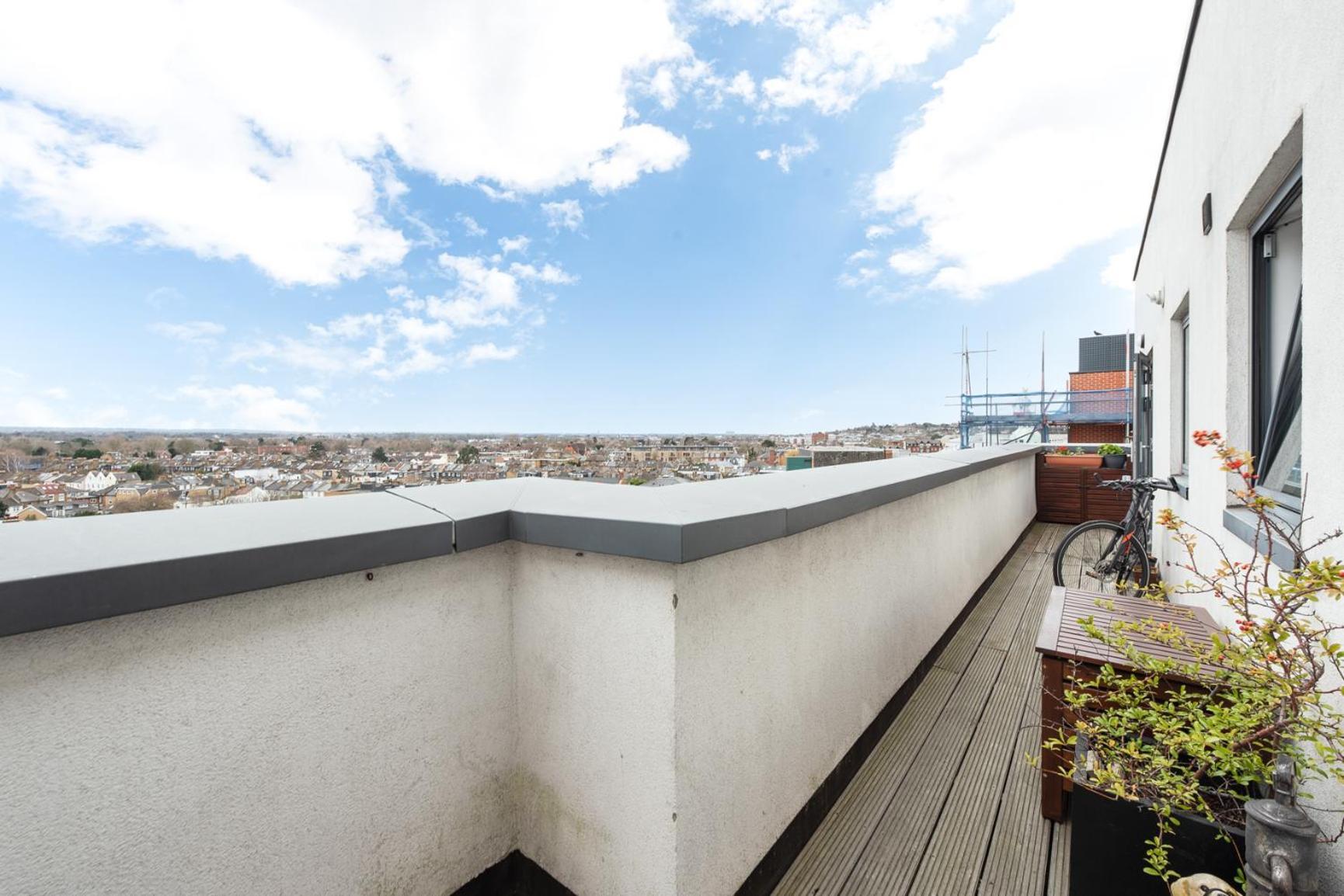 Two Bedroom Flat With Balcony In Central Wimbledon Lägenhet