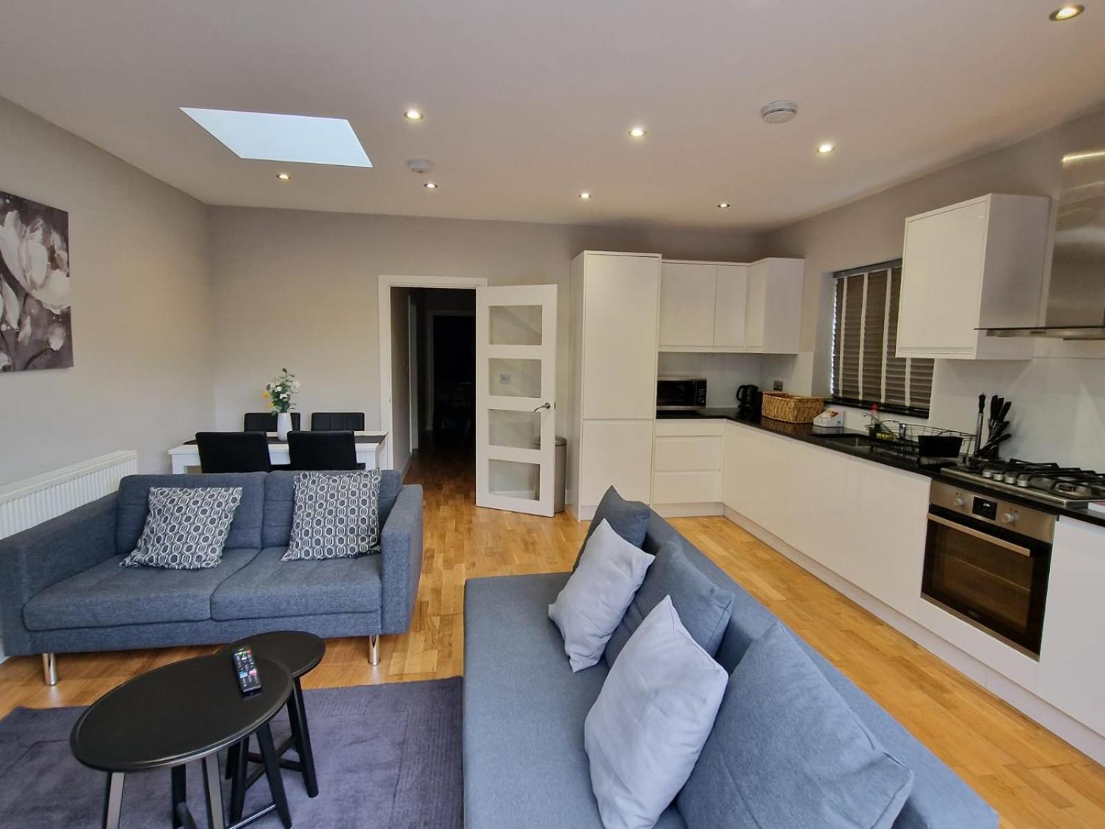 New! Lovely 2 Bed Serviced With Free Parking Apartment *