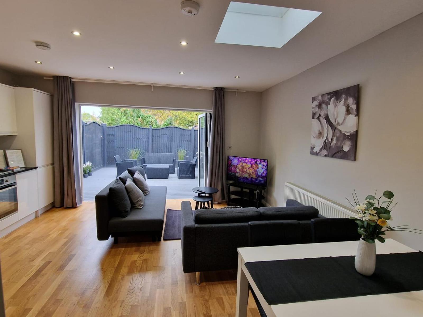 Apartment New! Lovely 2 Bed Serviced With Free Parking *