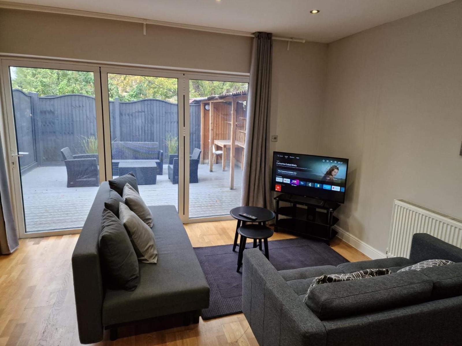 New! Lovely 2 Bed Serviced With Free Parking Apartment