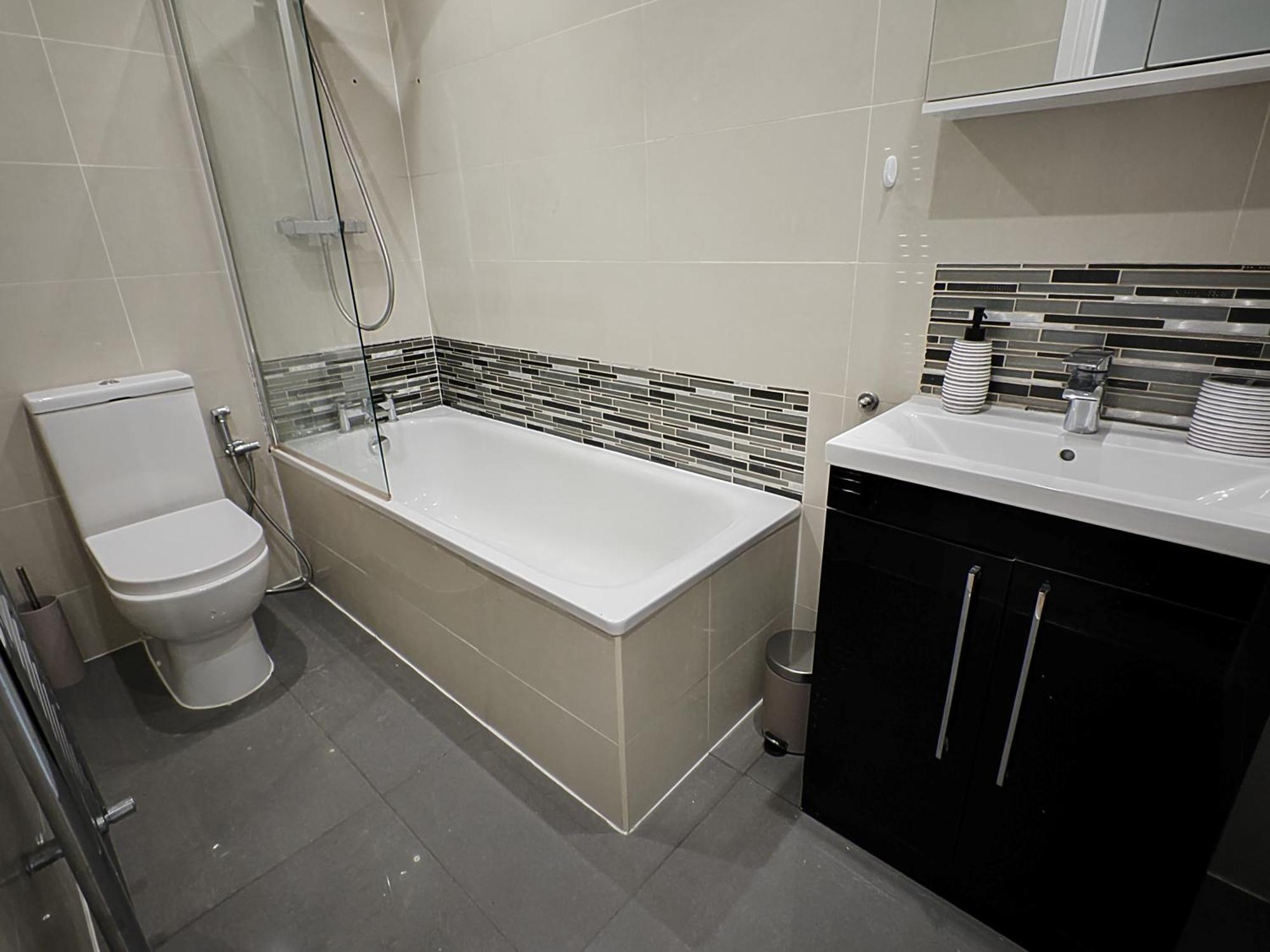 New! Lovely 2 Bed Serviced With Free Parking Apartment London