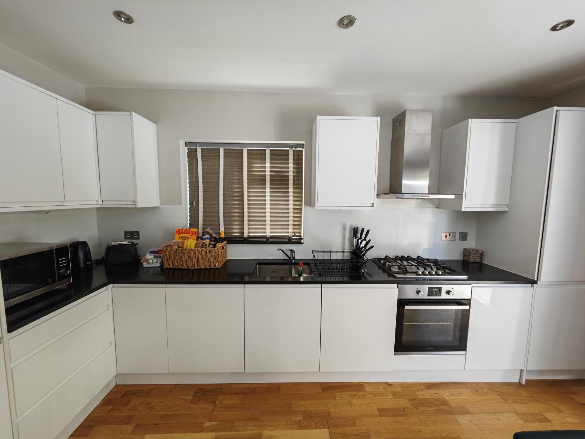 New! Lovely 2 Bed Serviced With Free Parking Apartment