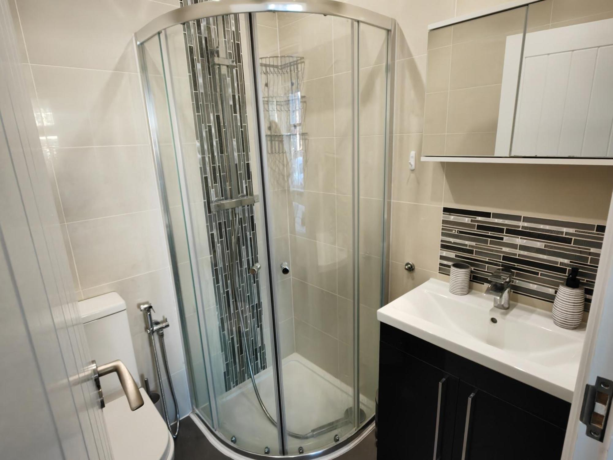 New! Lovely 2 Bed Serviced With Free Parking Apartment *