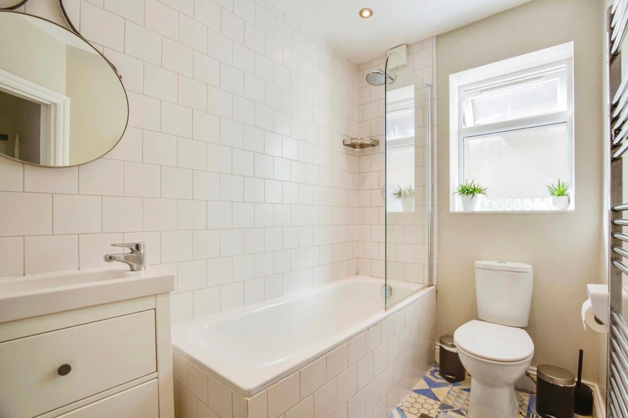 Lovely 2 Bedroom Ground Floor Flat With Garden. Leilighet *