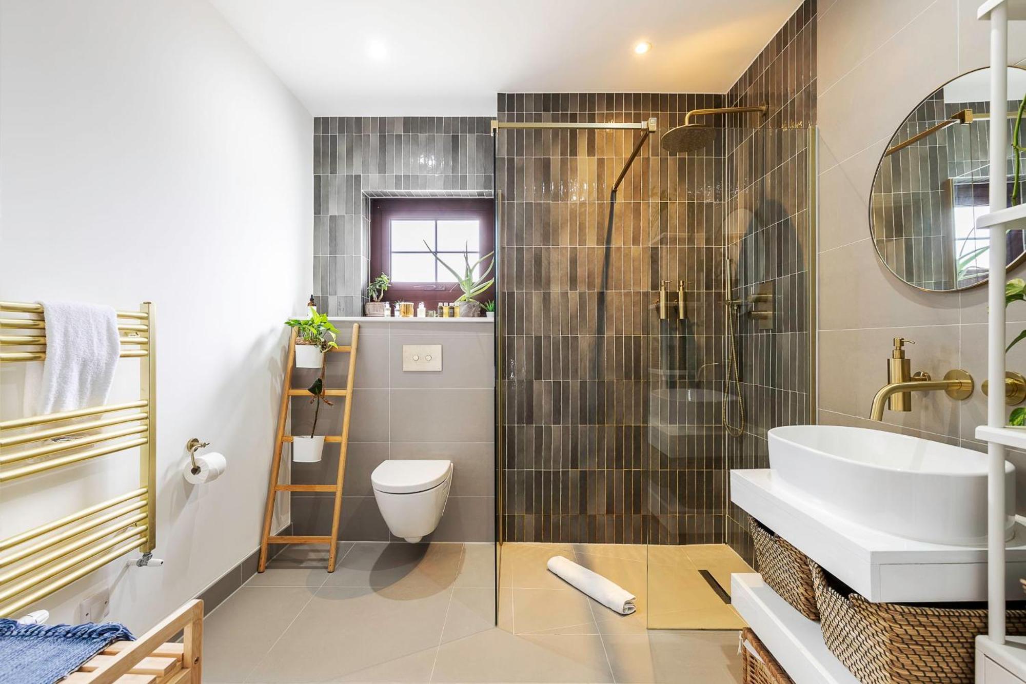 View Spacious 2 Bedroom Penthouse London