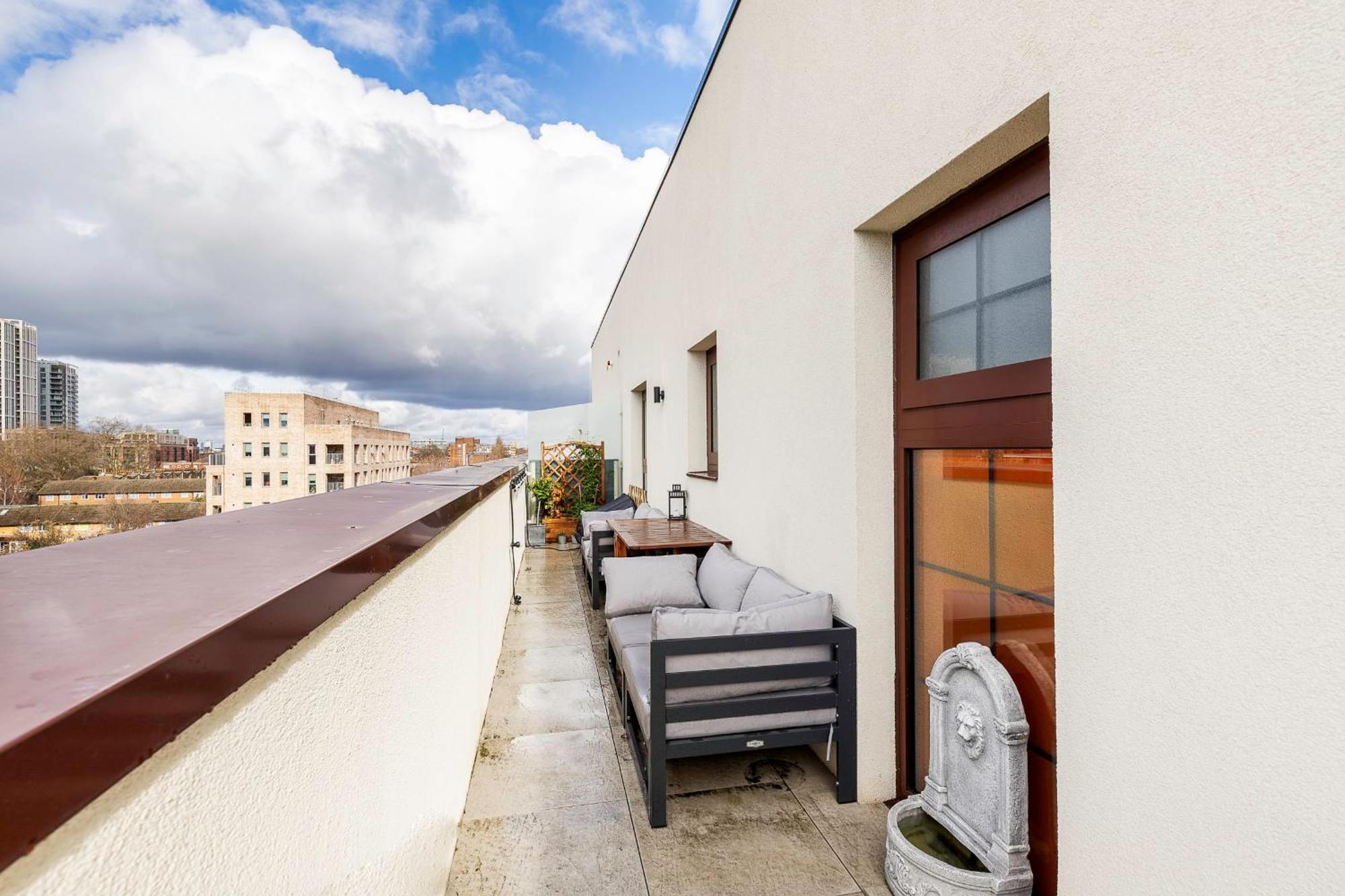View Spacious 2 Bedroom Penthouse Apartment *