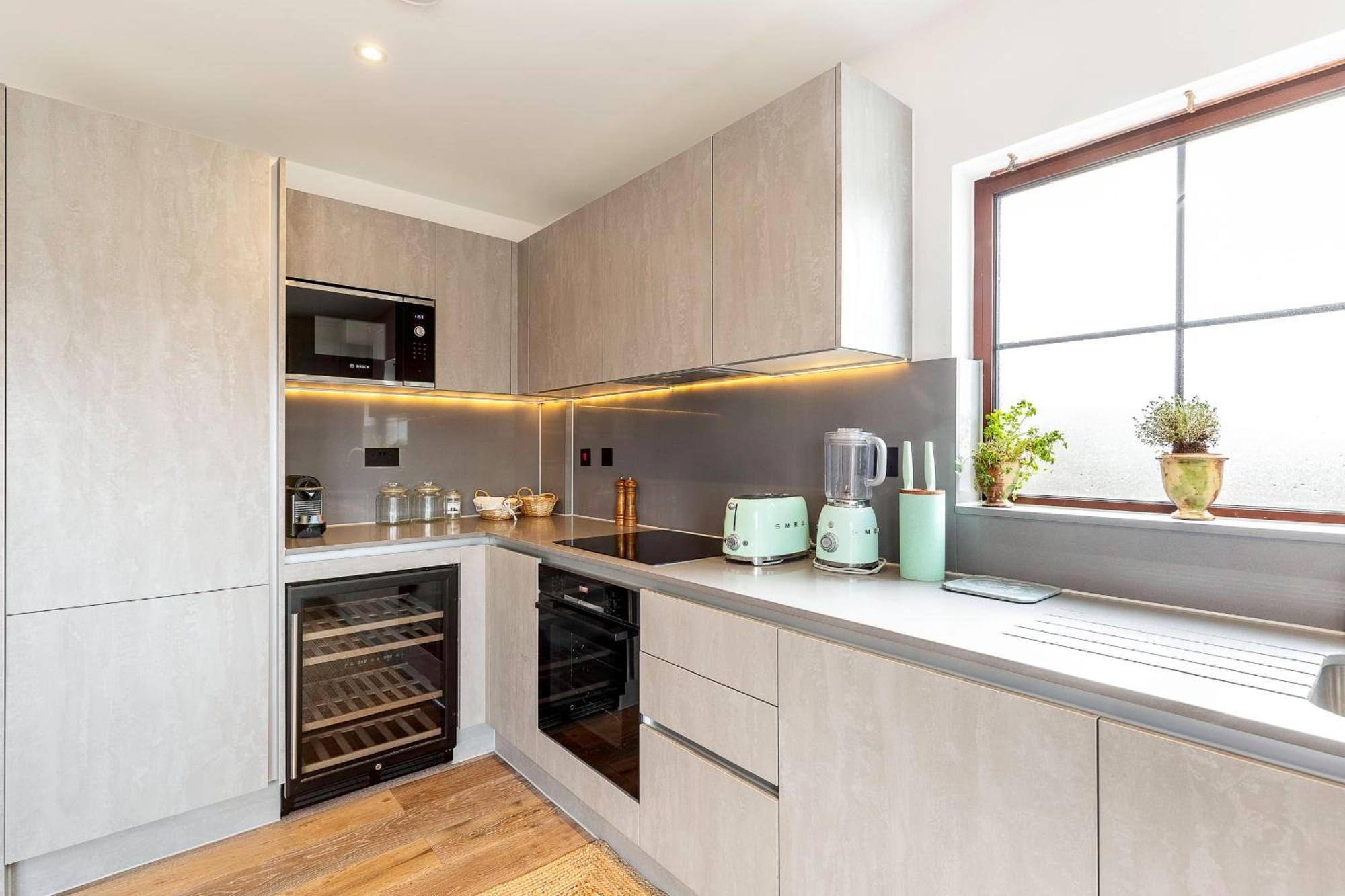 Apartment View Spacious 2 Bedroom Penthouse *