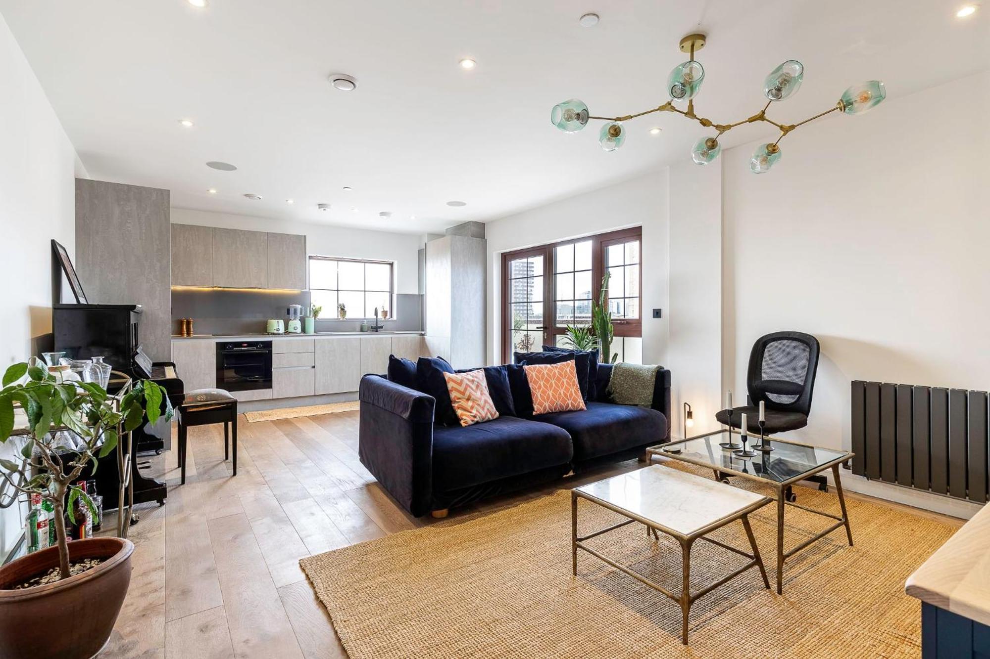 View Spacious 2 Bedroom Penthouse Apartment London