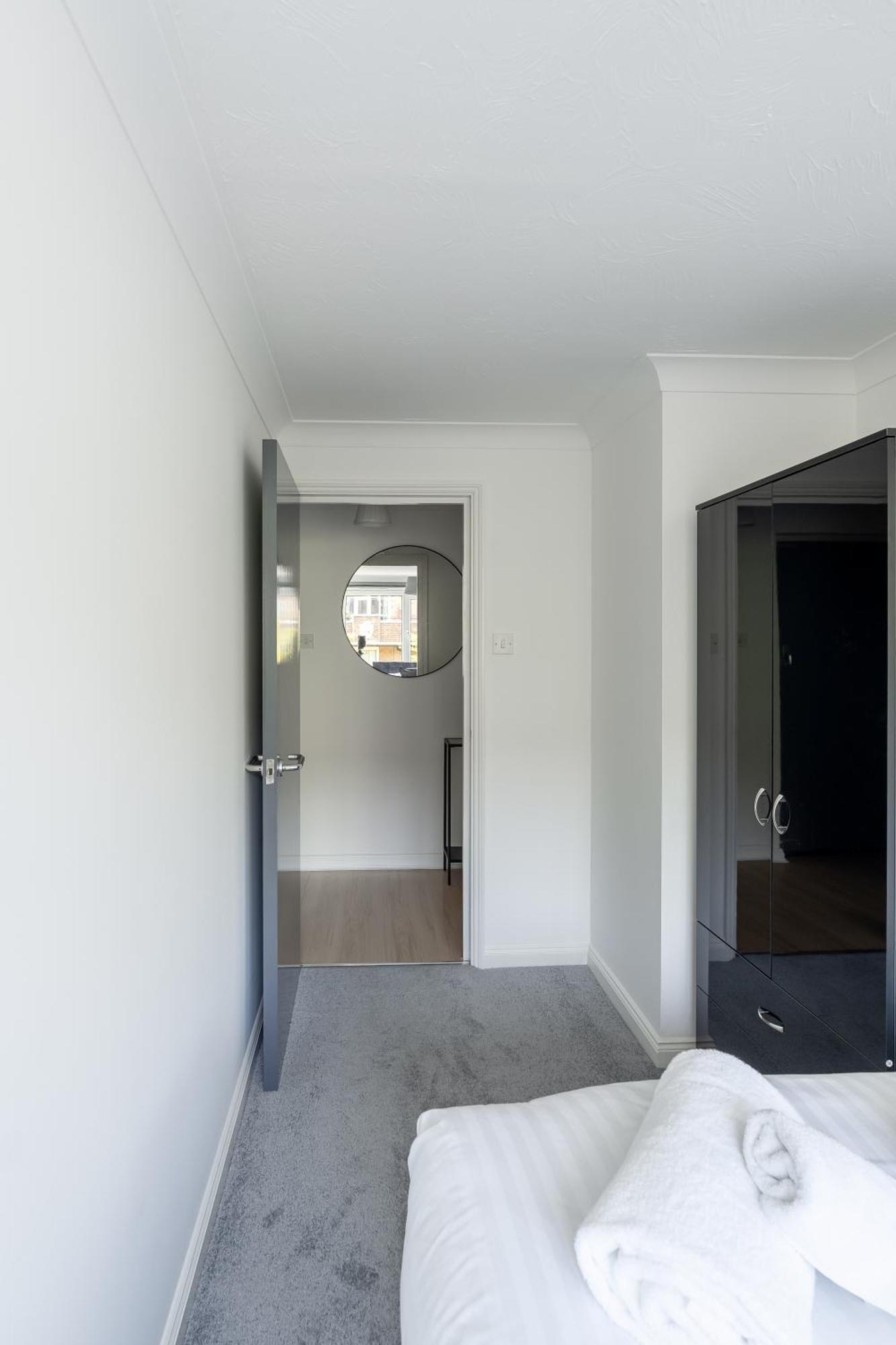Centrally Located Islington Apartment *