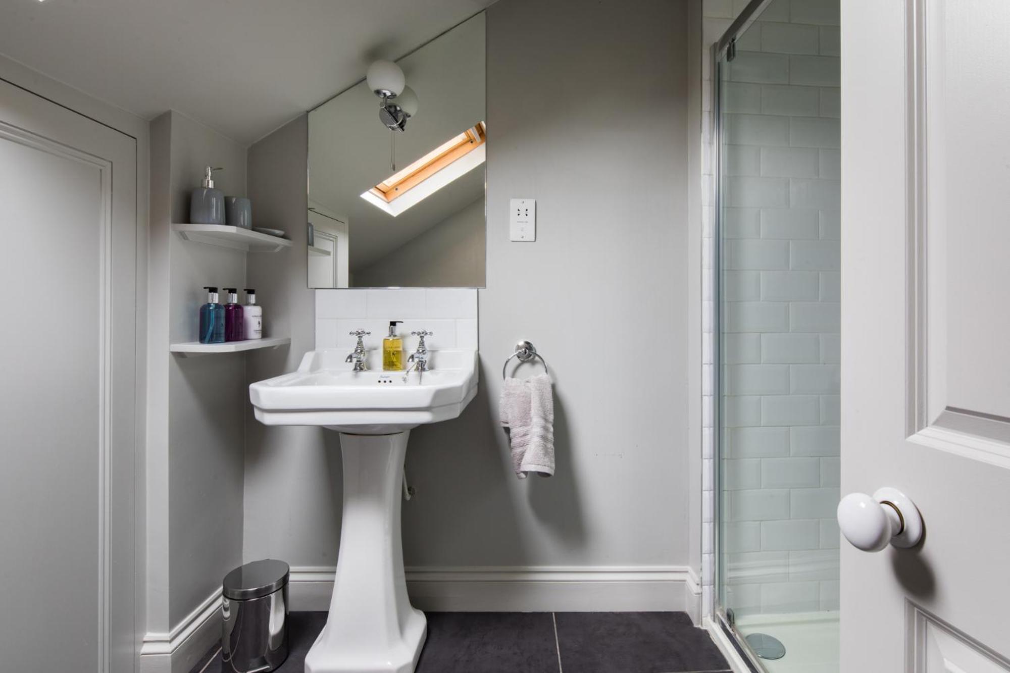 Homely Parkside 2-bed In Primrose Hill Appartement *