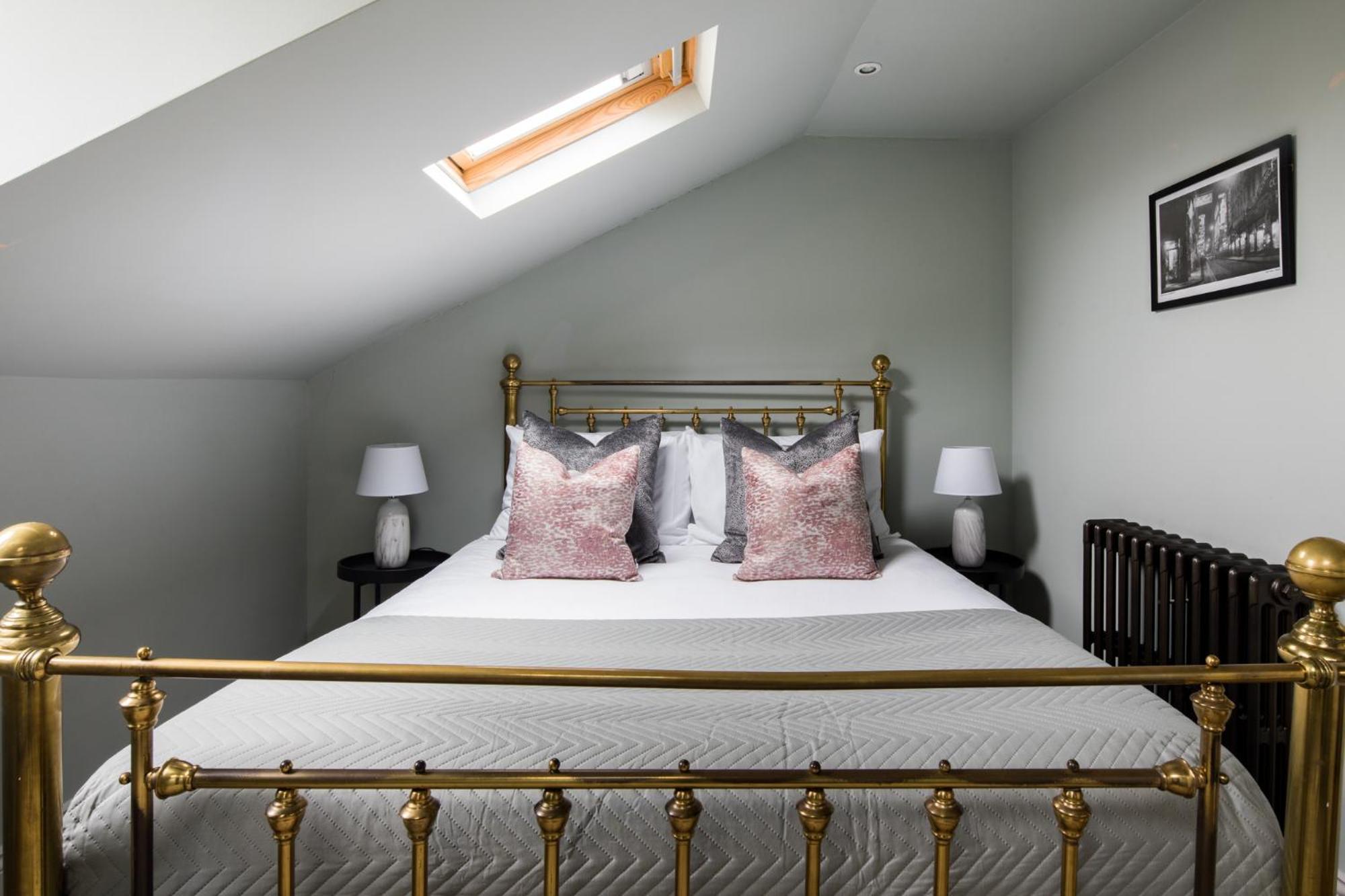 Homely Parkside 2-bed In Primrose Hill Londen