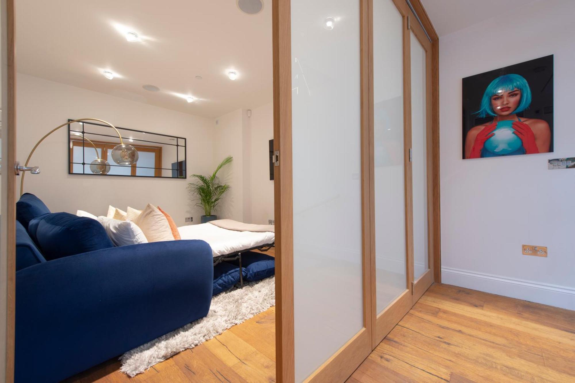 Soho Harmony Haven: Chic 2-bed, 2-bath Urban Retreat Leilighet London