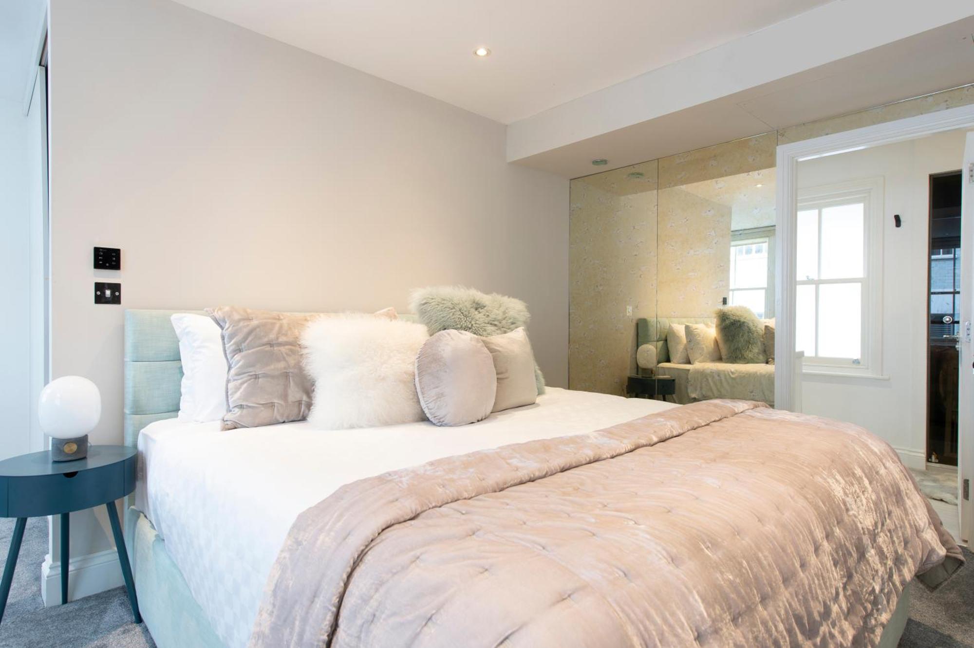Leilighet Soho Harmony Haven: Chic 2-bed, 2-bath Urban Retreat London