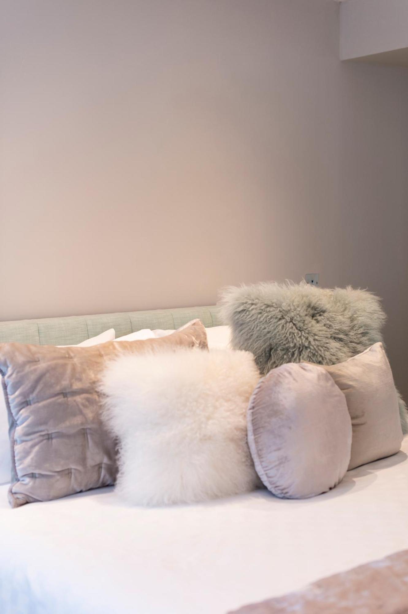 Soho Harmony Haven: Chic 2-bed, 2-bath Urban Retreat Leilighet London