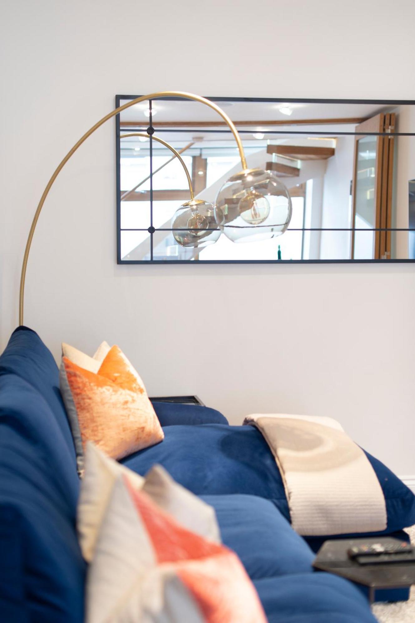 Soho Harmony Haven: Chic 2-bed, 2-bath Urban Retreat Leilighet London
