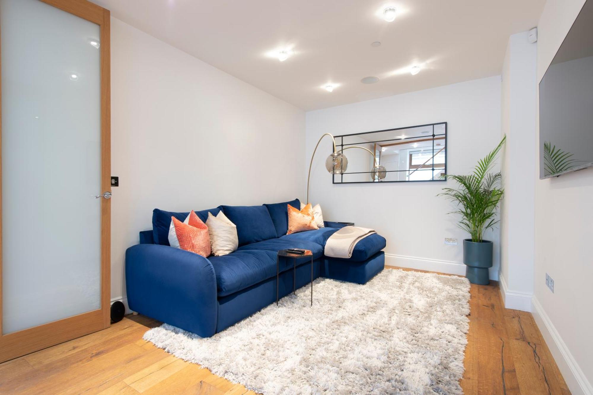 Leilighet Soho Harmony Haven: Chic 2-bed, 2-bath Urban Retreat London