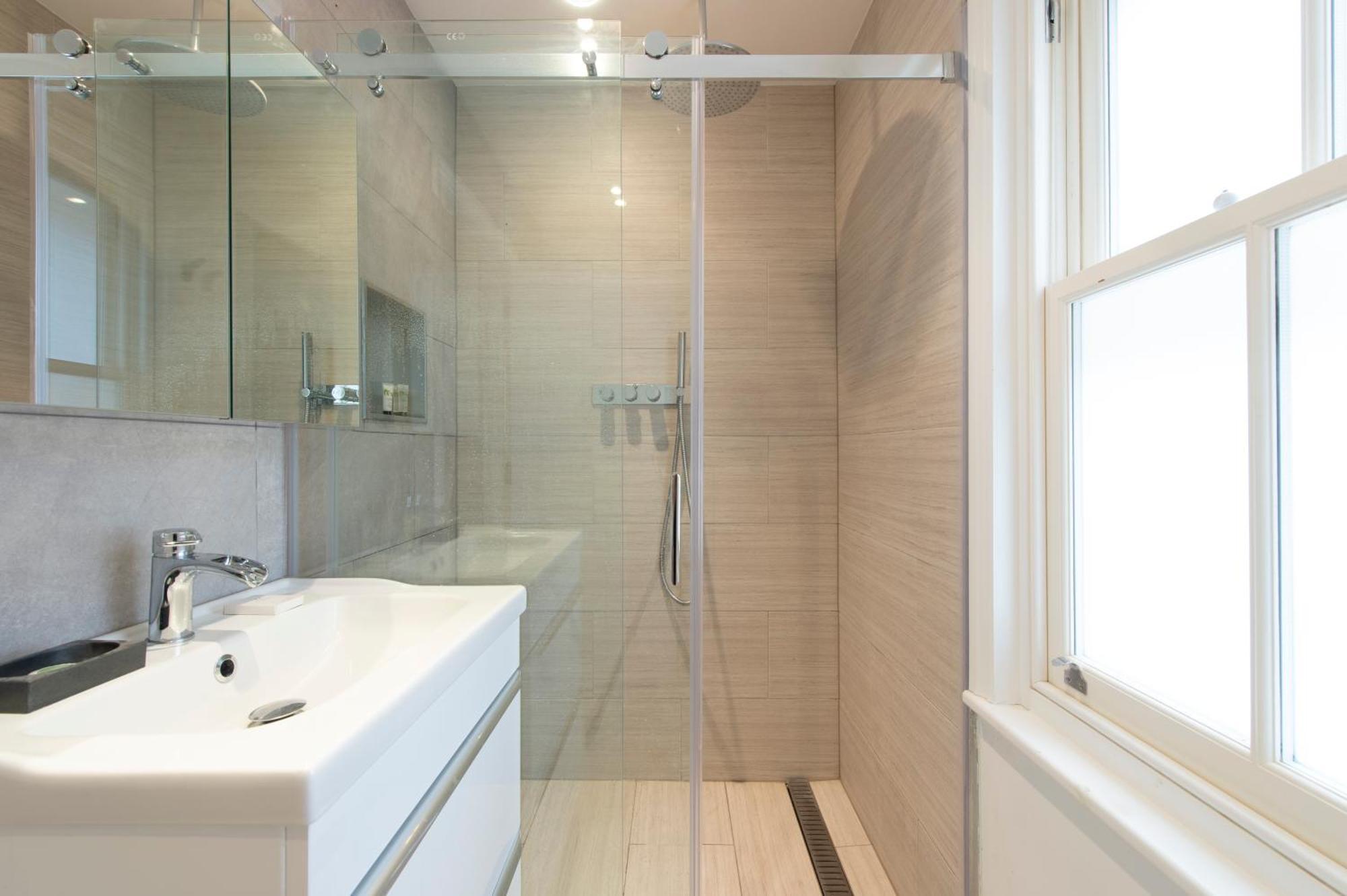 Soho Harmony Haven: Chic 2-bed, 2-bath Urban Retreat Leilighet London