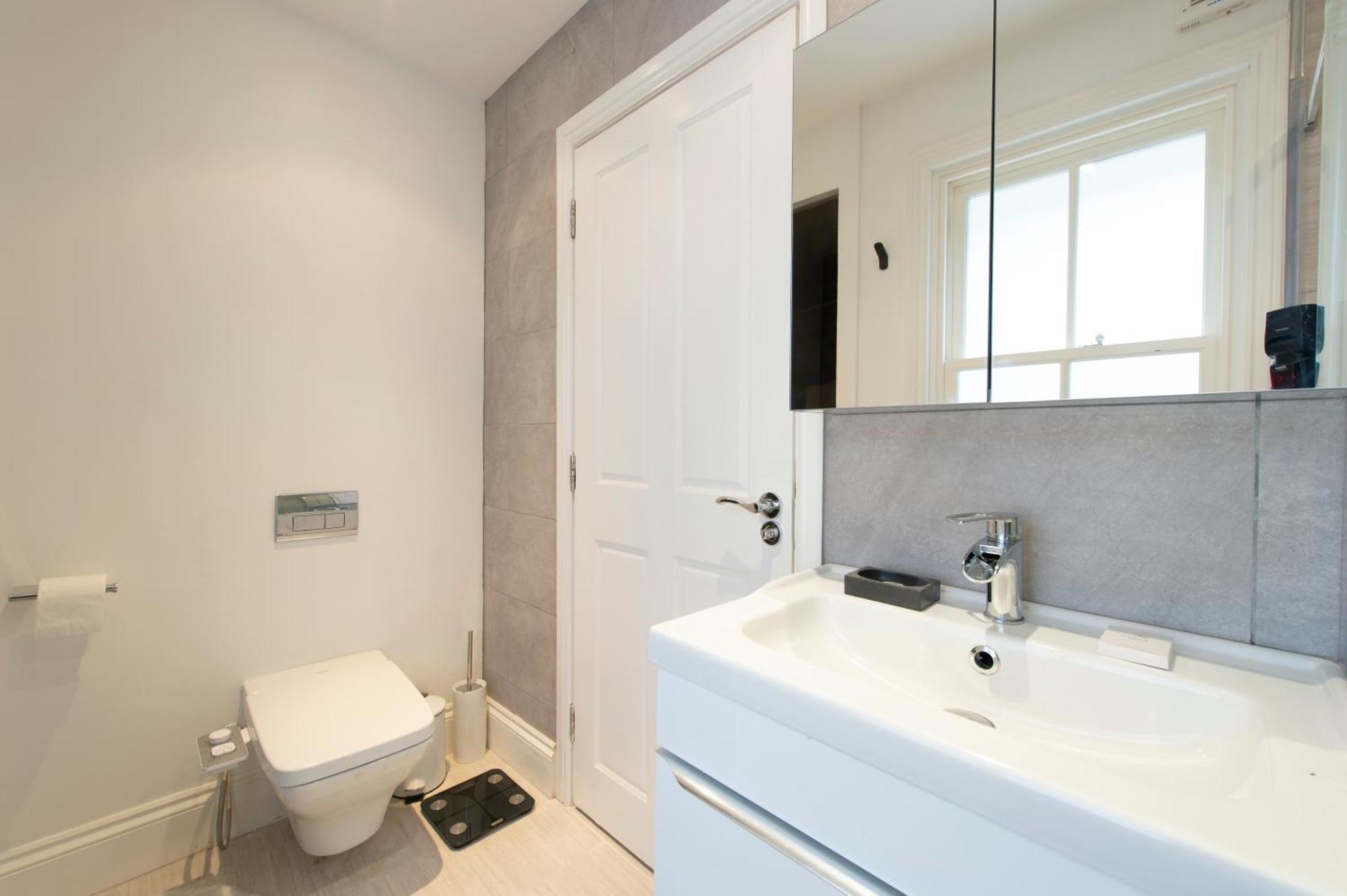 Leilighet Soho Harmony Haven: Chic 2-bed, 2-bath Urban Retreat London