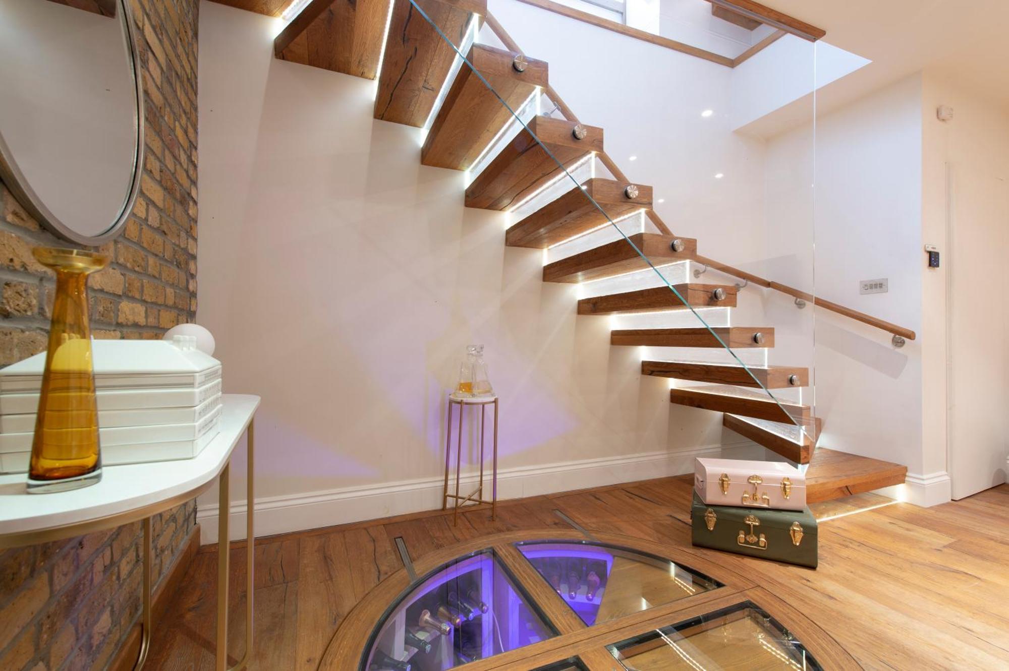 Leilighet Soho Harmony Haven: Chic 2-bed, 2-bath Urban Retreat London