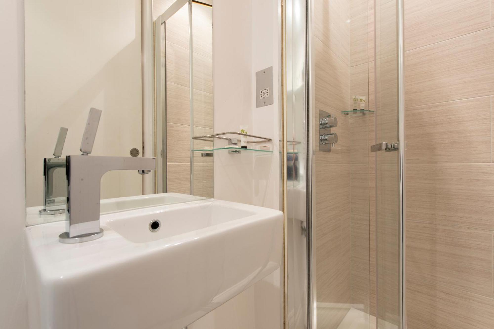 Soho Harmony Haven: Chic 2-bed, 2-bath Urban Retreat Leilighet