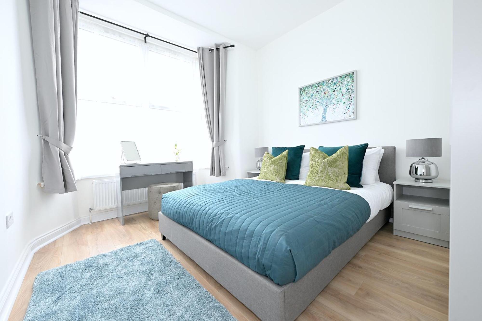 Bright & Large 3 Bed Flat In * Londra