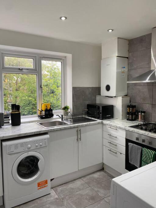 Luxury 2 Bedroom Apartment, Parking, Few Minutes Walk From Wembley Stadium * Londen